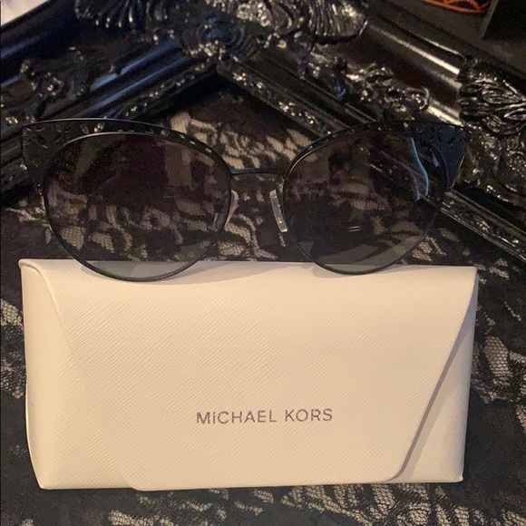 😎Michael Kors Sunglases 🕶😎 - Picture 3 of 8